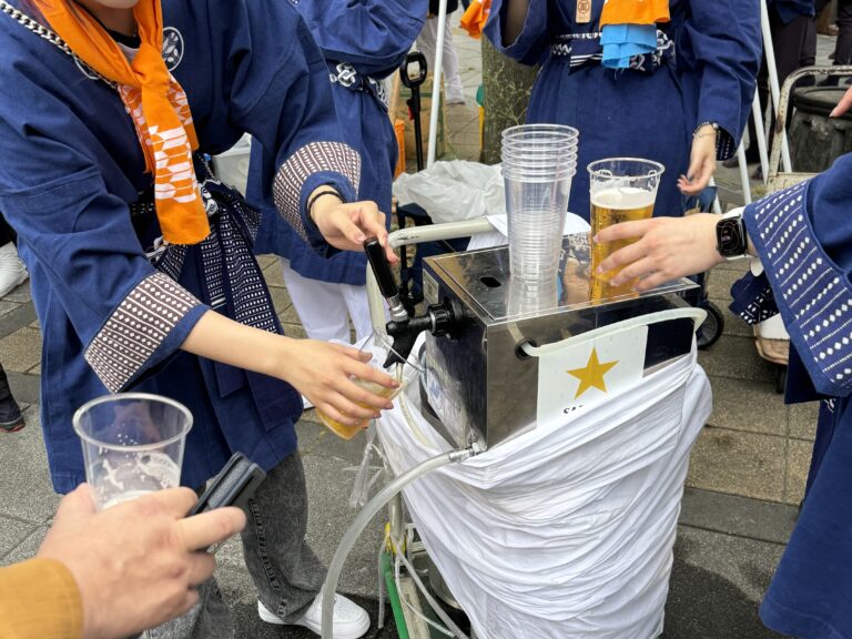 ビール注ぎ中...